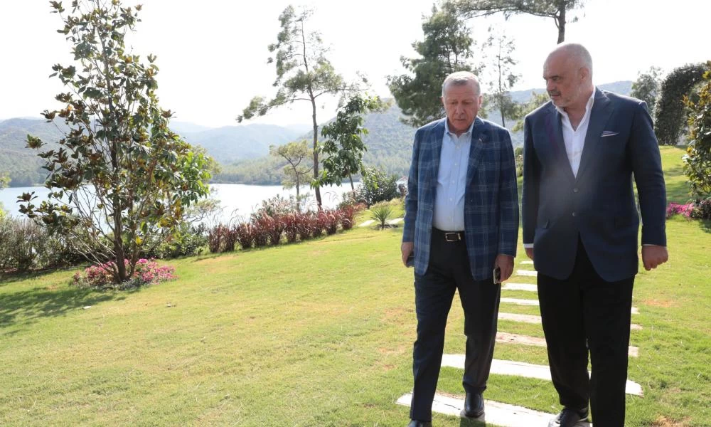 Στα χνάρια του Ερντογάν ο Έντι Ράμα, προσπαθεί να μοιάσει στον Πούτιν